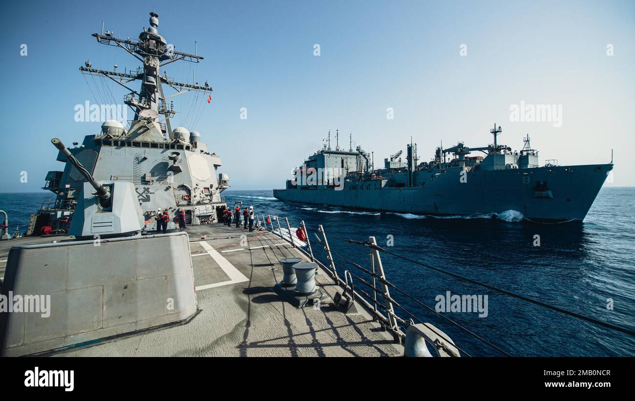 220609-N-TT059-1016 Mare Arabico (9 giugno 2022) il cacciatorpediniere di missili guidati USS Momsen (DDG 92) si prepara per un rifornimento in mare con la nave secca da carico e munizioni USNS Wally Schirra (T-AKE 8) nel Mar Arabico, 9 giugno. Momsen è presente nell'area operativa della flotta statunitense 5th per garantire la sicurezza e la stabilità marittima nella regione del Medio Oriente. Foto Stock