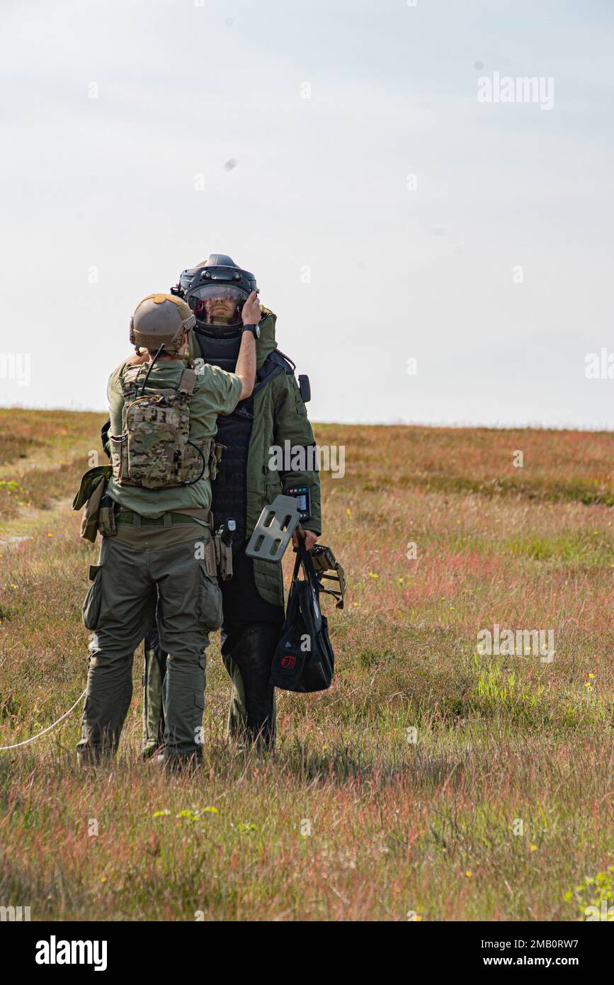 220609-N-VP310-1227 RAVLUNDA, Svezia (09 giugno 2022) i membri del servizio Royal Norwegian Explosive Ordnance Disposal (EOD) indossano una tuta bomba esplosiva avanzata durante l'esercizio BALTOPS 22, 09 giugno 2022. BALTOPS 22 è il principale esercizio di attività marittima nella regione baltica. L'esercizio, guidato da U.S. Forze navali Europa-Africa, e giustiziate dalle forze navali di percussione e sostegno NATO, fornisce un'opportunità di formazione unica per rafforzare le capacità di risposta combinate fondamentali per preservare la libertà di navigazione e la sicurezza nel Mar Baltico. Foto Stock