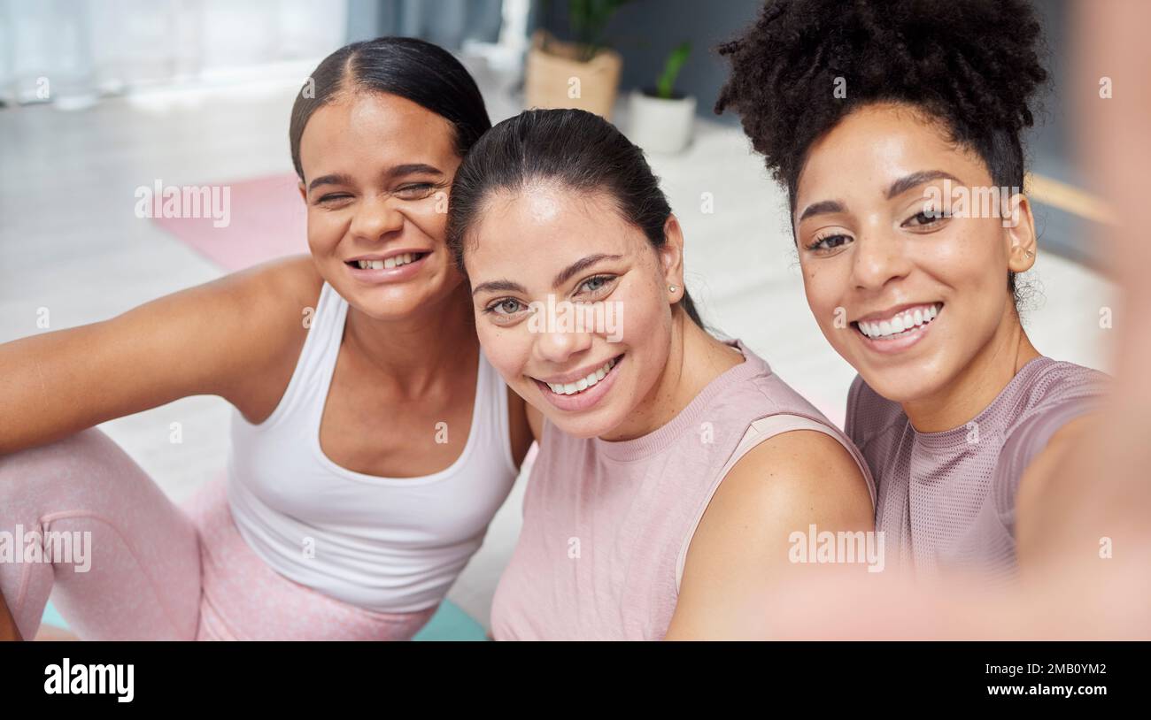 Ritratti, yoga o donne prendono un selfie per i social media dopo l'esercizio fisico o l'allenamento di gruppo in casa fitness studio. Foto, benessere o amici sani Foto Stock