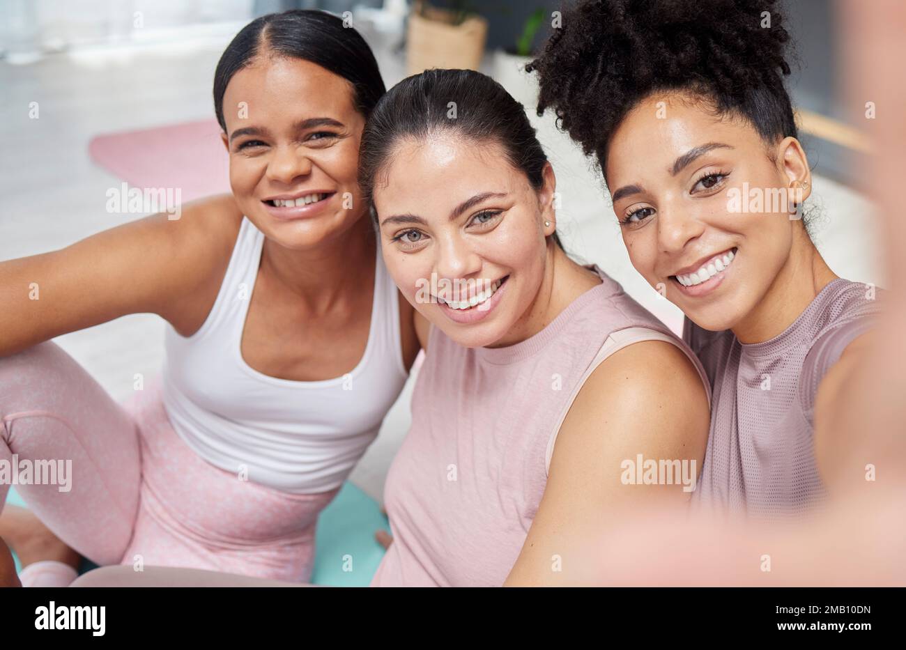Gravidanza, ritratto o donne prendono un selfie dopo yoga esercizio, formazione di gruppo o allenamento in classe di fitness. Gravidanza, volti o amici sani con un Foto Stock