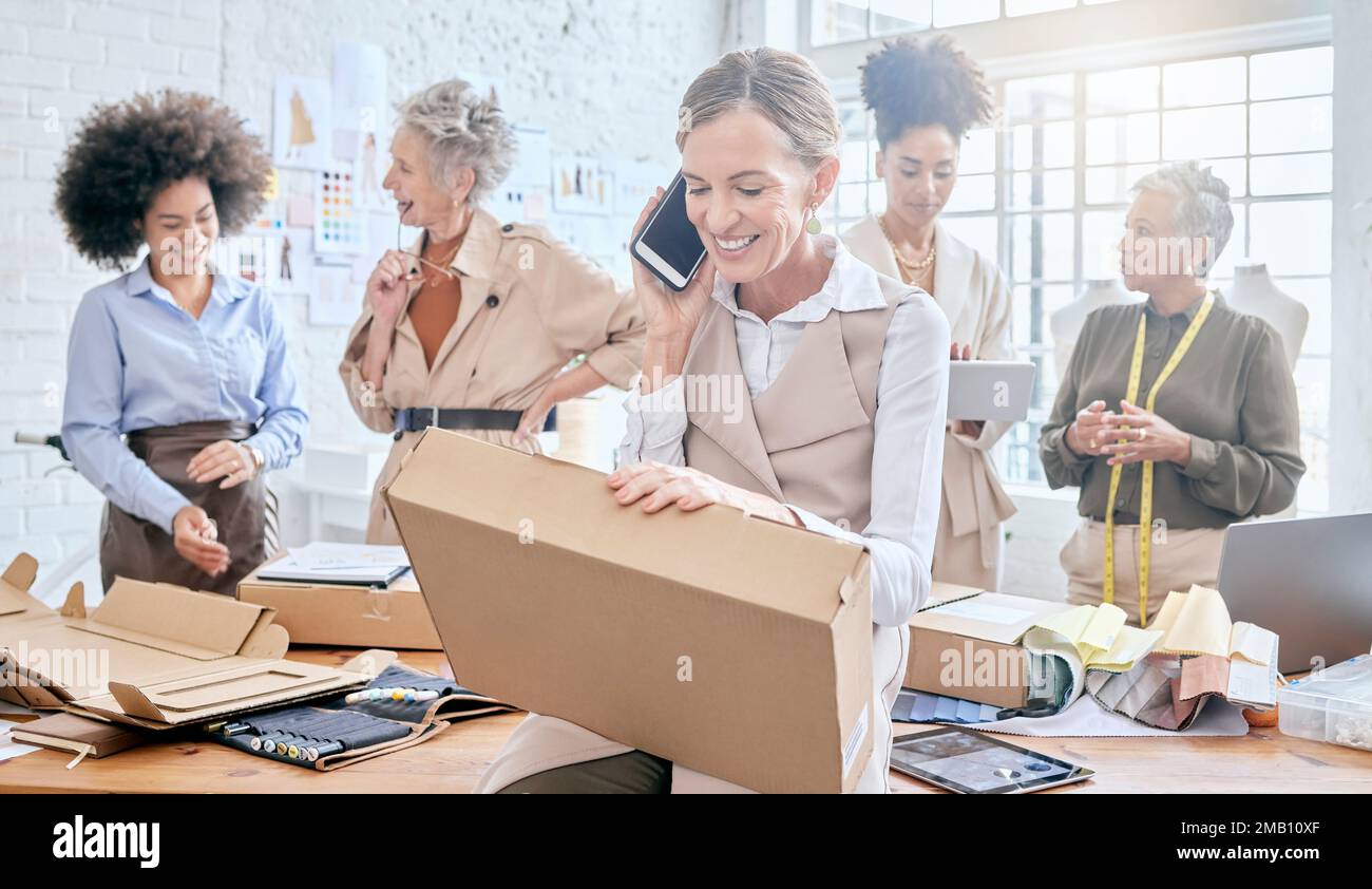 Telefonate a donne, scatole o ecommerce team diversità, pacchetto o prodotto di stock per la distribuzione commerciale. Catena logistica di approvvigionamento, punto vendita al dettaglio o. Foto Stock