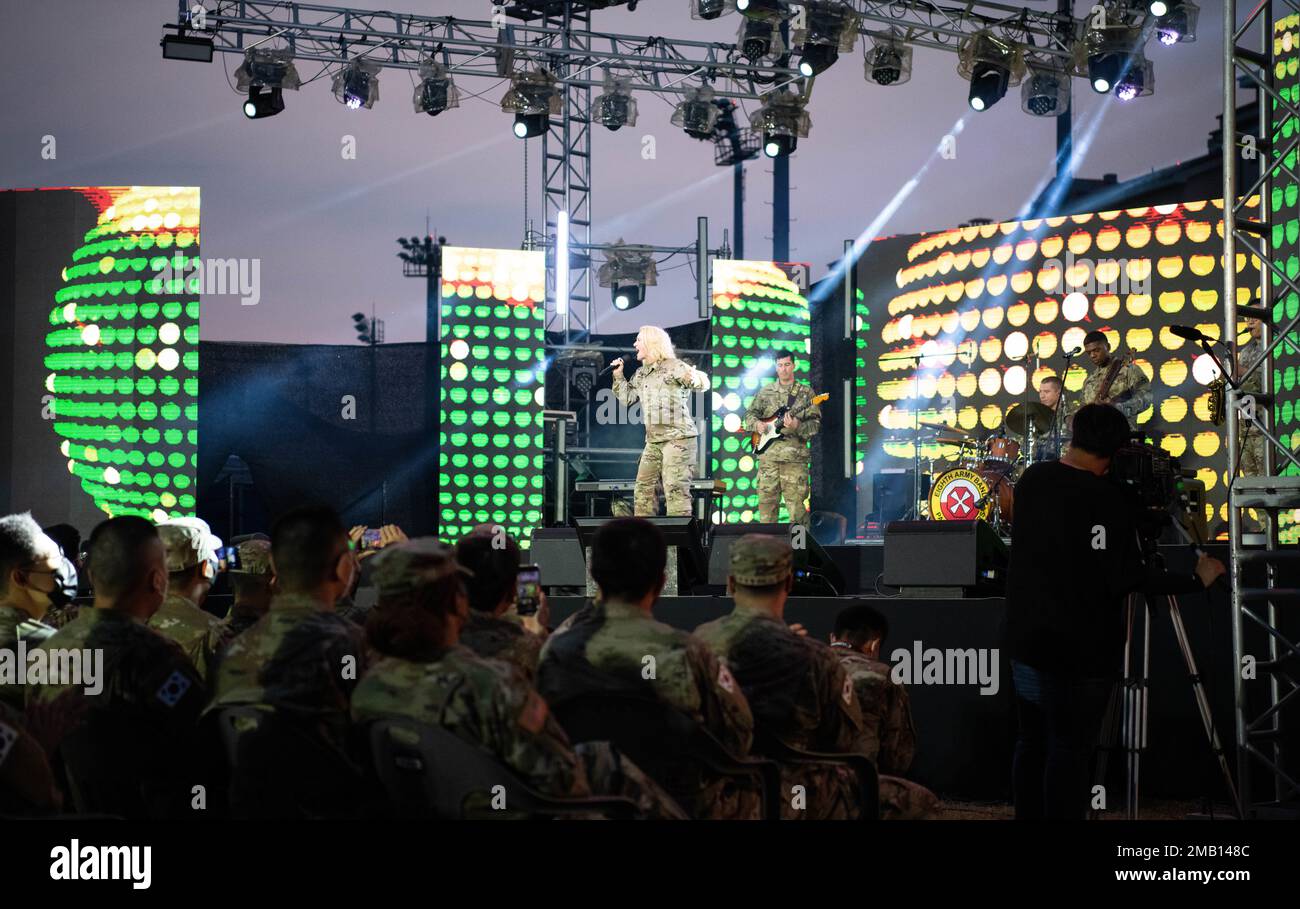 L'Ottava Esercito Band si esibisce in un concerto di K-Pop tenuto sul campo di Balboni a Camp Humphreys, il 9 giugno 2022. KATUSA E STATI UNITI Soldier Friendship week si tiene per promuovere l'amicizia e la comprensione interculturale tra KATUSA e Stati Uniti Soldati. Tra gli altri musicisti si segnalano Young K, Layone, 3YE, Jamie e Alice. Foto Stock