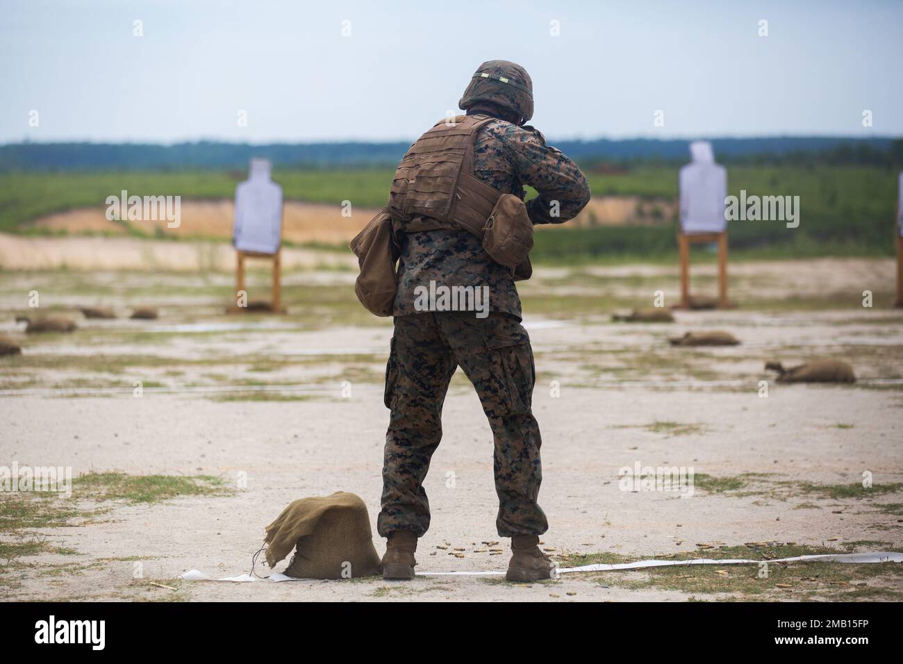 STATI UNITI Lo studente del Marine Corps Combat Skills Program (CSP) si trova sulla linea di tiro in attesa del comando di sparare contro Camp Devil Dog a Jacksonville, North Carolina, 9 giugno 2022. Il CSP ha incluso la formazione nelle operazioni dei convogli, pattugliamento, creazione di buchi di scaramucco e campi di fuoco vivi per ripristinare la mentalità di combattimento secondo cui ogni Marina è un fucile. Foto Stock