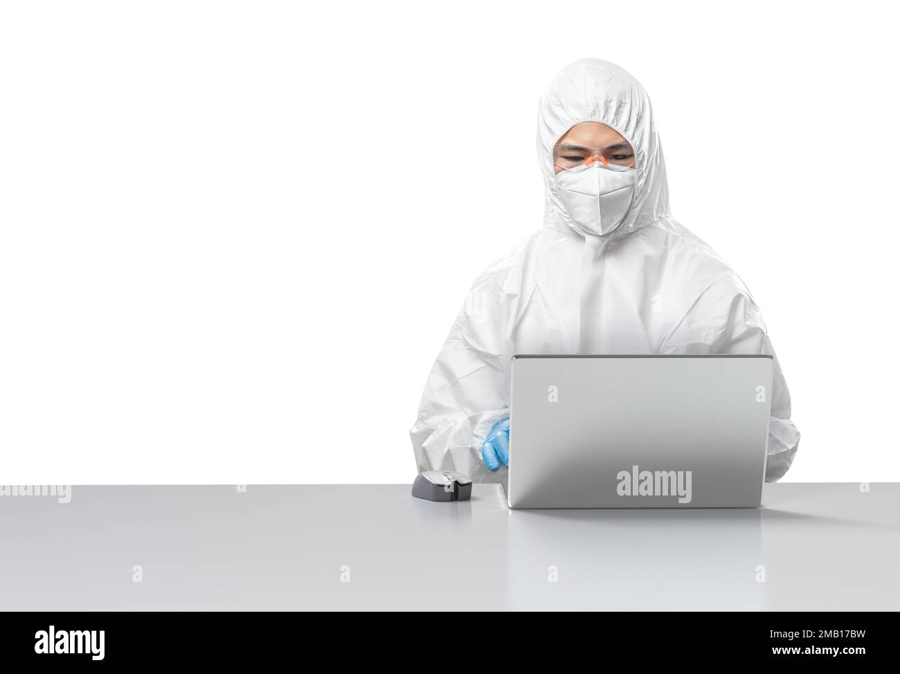 Il lavoratore indossa tuta di protezione medica o tuta bianca con maschera e occhiali con computer notebook isolato su sfondo bianco Foto Stock