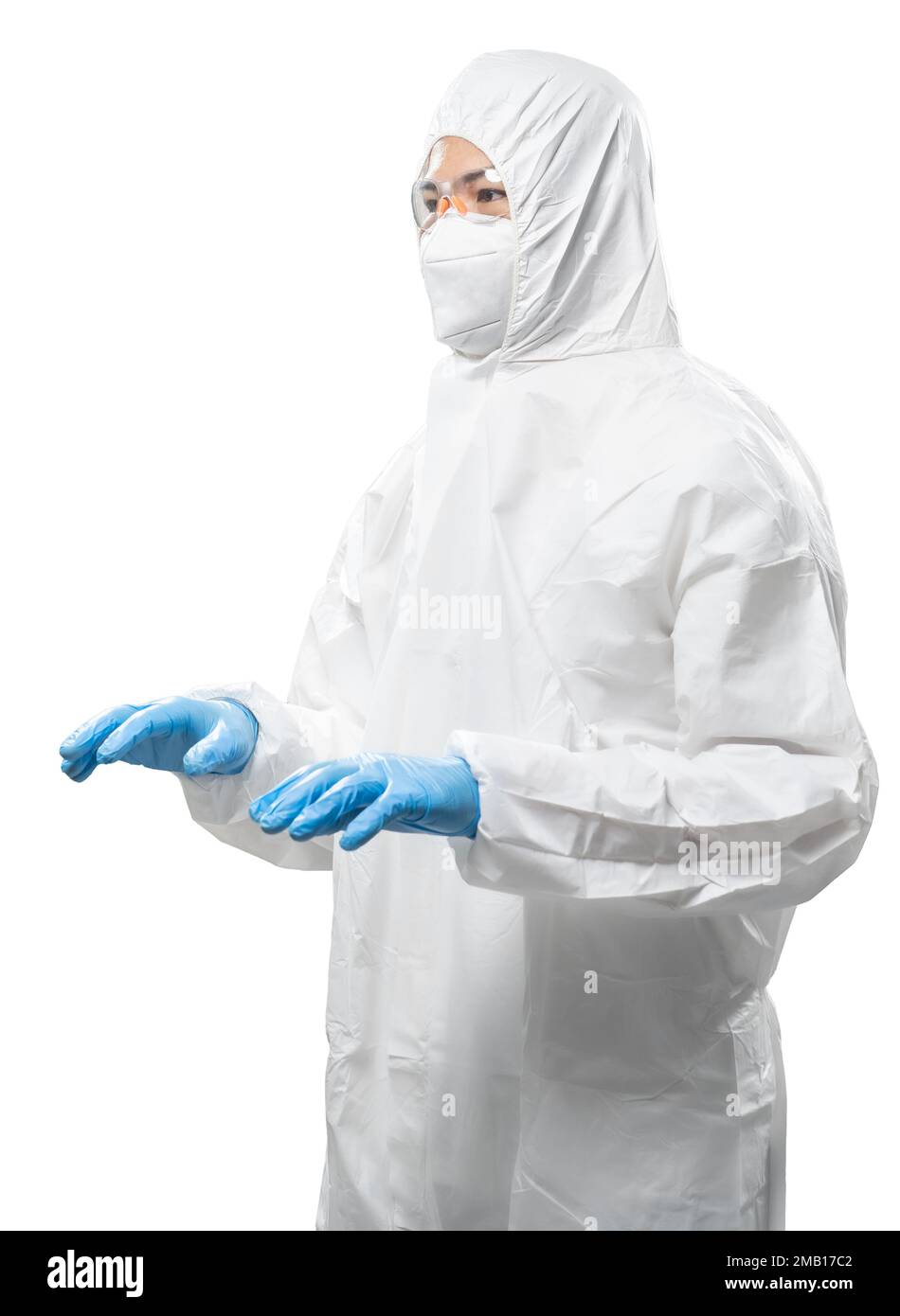 Lavoratore indossa tuta medica o tuta bianca con maschera e occhiali a mano vuota typin isolato su sfondo bianco Foto Stock