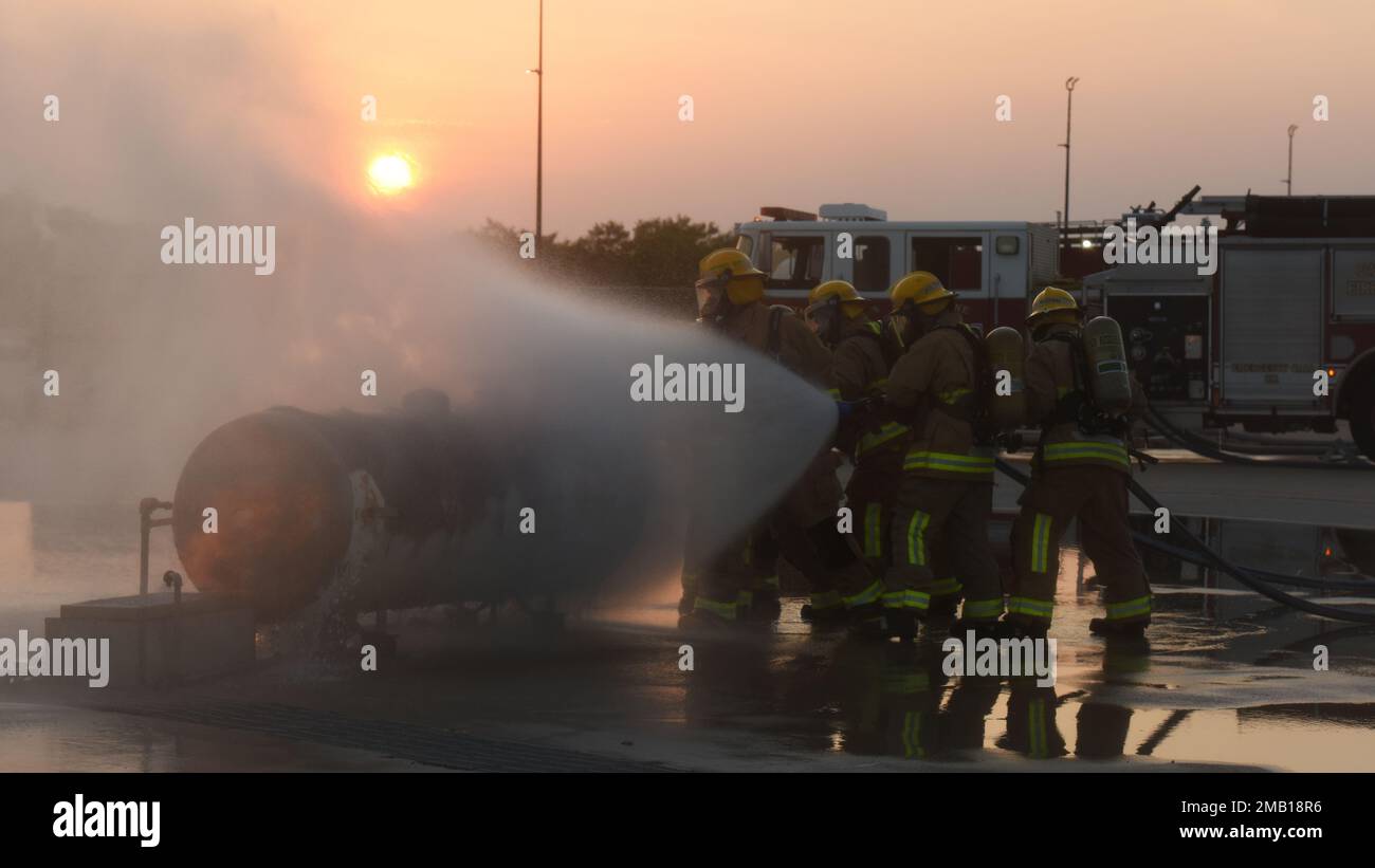 Gli studenti assegnati allo Squadrone di addestramento 312th estinguono un incendio di una bombola di gas durante una valutazione di addestramento, alla base dell'aeronautica di Goodfellow, Texas, 9 giugno 2022. Dopo che la squadra ha raggiunto il cilindro, il capo dell'equipaggio chiude la valvola di sfiato del cilindro per impedire che l'incendio entri o che fuoriesca più carburante dal contenitore. Foto Stock