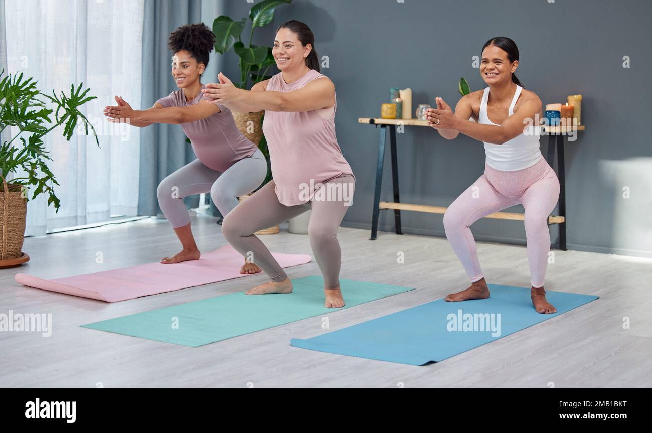 Gravidanza, fitness o donne in classe di yoga per l'equilibrio, esercizio fisico o allenamento nel soggiorno casa. Gravidanza, benessere o amici sani con un Foto Stock