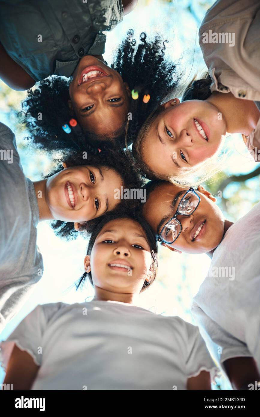 Amici come questi rendono la vita più divertente. un gruppo di adolescenti in piedi in un cerchio in natura al campo estivo. Foto Stock