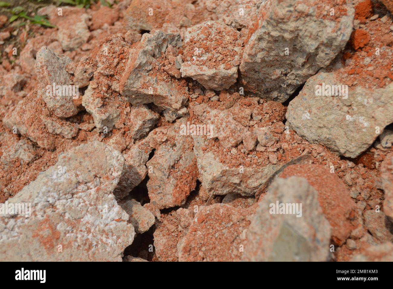 Le rovine delle mura che erano state distrutte sono state impilate sul terreno. Foto Stock