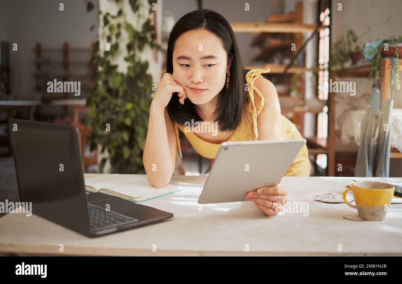 Pensiero, ricerca e tablet con la donna asiatica confuso in startup per la gestione, la pianificazione o l'innovazione. Idea, visione e creatività con piccolo Foto Stock