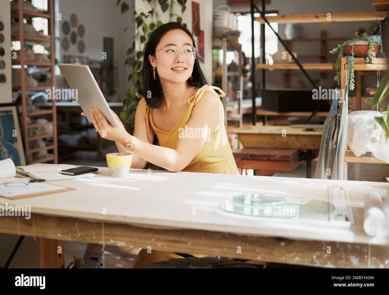 Pensare, rilassarsi e tablet con di donna asiatica e idea in startup per la gestione, la pianificazione e la ricerca. Digitale, visione e creatività con piccole dimensioni Foto Stock