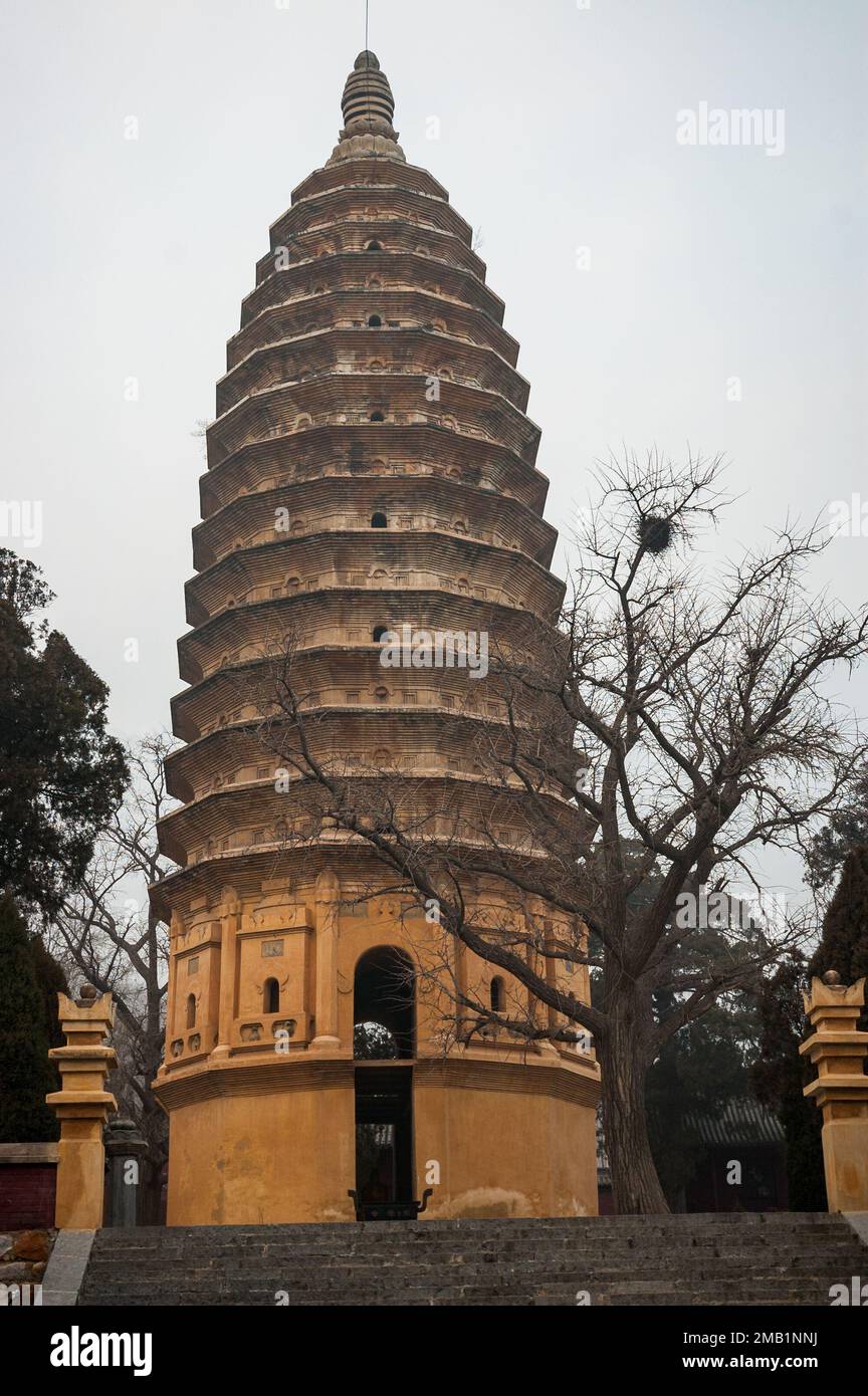 Dengfeng, Cina – 01312009: La Pagoda di Songyue, la più antica pagoda in mattoni conosciuta della Cina e un sito patrimonio dell'umanità dell'UNESCO presso il Monastero di Songyue sul Monte S. Foto Stock