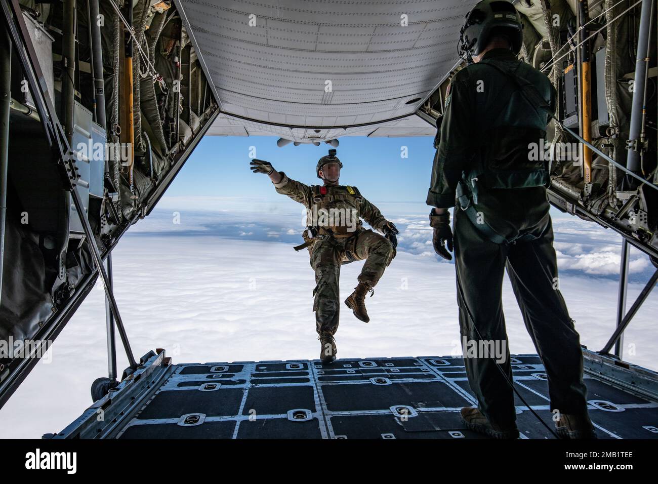 NEGLI STATI UNITI Army Green Beret assegnato a 1-10 Special Forces Group passi fuori dalla rampa di un aereo della Guardia Nazionale dell'Ohio Air C-130 come un US Air Force loadmaster orologi durante una caduta libera militare sopra le Mont Saint Michel, Francia, 9 giugno 2022. Questa operazione aerea viene alla collaborazione delle forze alleate francesi e statunitensi per rafforzare forti legami e una chiara comunicazione tra gli alleati della NATO. Foto Stock