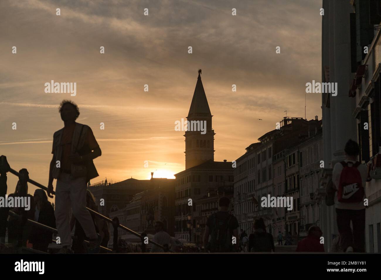Vista sulla torre di San Marco al tramonto a Venezia Foto Stock