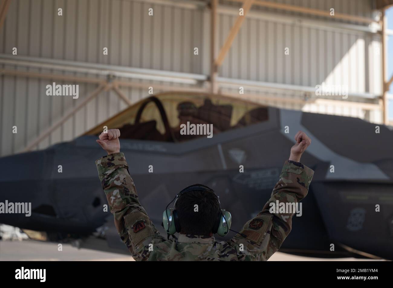 Senior Airman Hunter Rollins, un capo equipaggio dedicato assegnato alla Lighting Aircraft Maintenance Unit, lancia un F-35A Lightning II, assegnato al 65th Aggressor Squadron, presso la Nellis Air Force base, Nevada, 9 giugno 2022. Il F-35s sarà impiegato in Large Combat Air Forces Exercises, negli Stati Uniti Missioni della scuola di armi dell'aeronautica, esercitazioni congiunte ed eventi di prova e valutazione operativi che sono condotti soltanto alla base dell'aeronautica di Nellis e alla gamma di prova e addestramento del Nevada. Foto Stock