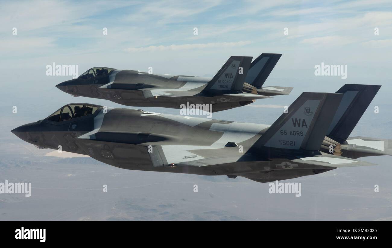 Il comandante di Aggressor Squadron del 65th, il Lt. Col. Brandon Nauta e il Lt. Col. Michael Albrecht, volano in una formazione a due navi F-35A Lightning II della base dell'aeronautica di Nellis, Nevada, 9 giugno 2022. I F-35As erano in viaggio verso la Nevada Test and Training Range per partecipare alla loro missione di addestramento inaugurale contro F-15E Strike Eagles. L'AGRS 65 era precedentemente attivo a Nellis dal 2005 al 2014. Il F-35s sarà impiegato in grandi esercitazioni delle forze aeree di combattimento, missioni della scuola delle armi dell'aeronautica degli Stati Uniti, esercitazioni congiunte ed eventi operativi di prova e valutazione che sono condotti soltanto a Nellis Foto Stock