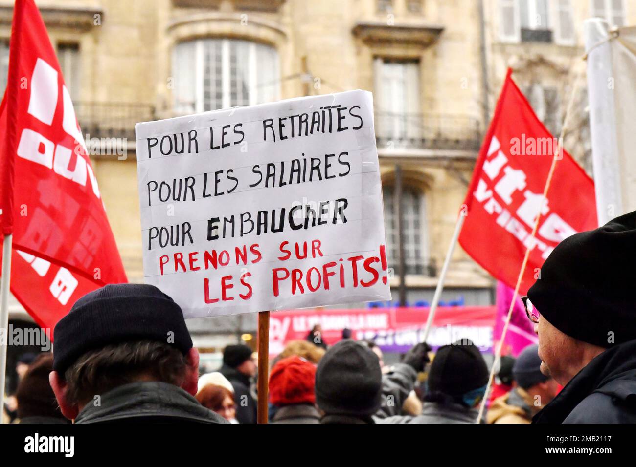 I manifestanti marciano durante un raduno convocato dai sindacati francesi a Parigi, in Francia, il 19 gennaio 2023. Più di un milione di persone sono scese in strada durante una giornata di scioperi di massa in tutta la Francia, il ministero degli interni francese ha detto Giovedi sera. I trasporti, le scuole e le spedizioni di raffinerie sono state interrotte dal momento che i lavoratori hanno abbandonato i posti di lavoro nel tentativo di far deragliare la riforma della pensione impopolare del presidente Emmanuel Macron. Foto di Karim Ait Adjedjou/ABACAPRESS.COM Credit: Abaca Press/Alamy Live News Foto Stock