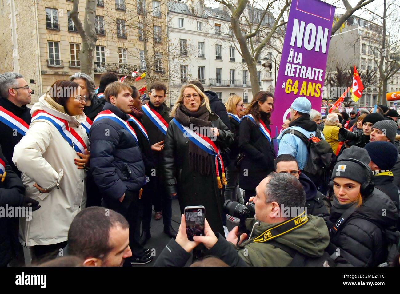 La France Insoumise (LFI) i deputati Daniele Simonnet, Lousi Boyard e Clemence Guette si uniscono a un raduno chiamato dai sindacati francesi a Parigi, in Francia, il 19 gennaio 2023. Più di un milione di persone sono scese in strada durante una giornata di scioperi di massa in tutta la Francia, il ministero degli interni francese ha detto Giovedi sera. I trasporti, le scuole e le spedizioni di raffinerie sono state interrotte dal momento che i lavoratori hanno abbandonato i posti di lavoro nel tentativo di far deragliare la riforma della pensione impopolare del presidente Emmanuel Macron. Foto di Karim Ait Adjedjou/ABACAPRESS.COM Credit: Abaca Press/Alamy Live News Foto Stock