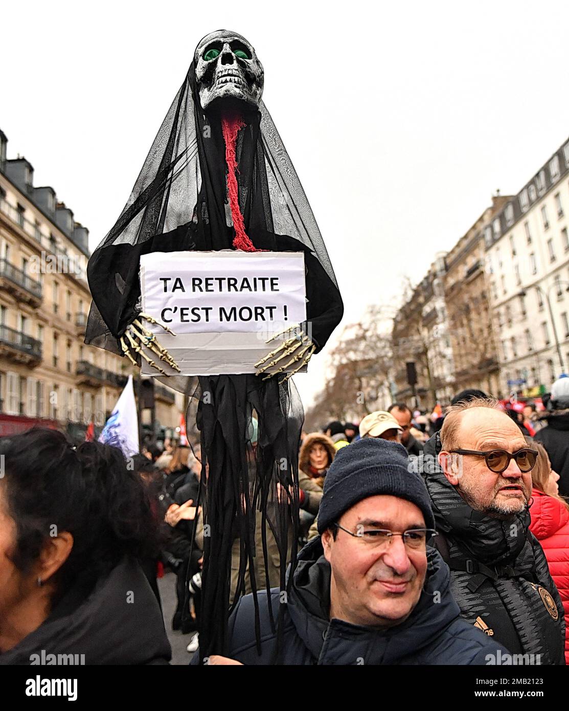 I manifestanti marciano durante un raduno convocato dai sindacati francesi a Parigi, in Francia, il 19 gennaio 2023. Più di un milione di persone sono scese in strada durante una giornata di scioperi di massa in tutta la Francia, il ministero degli interni francese ha detto Giovedi sera. I trasporti, le scuole e le spedizioni di raffinerie sono state interrotte dal momento che i lavoratori hanno abbandonato i posti di lavoro nel tentativo di far deragliare la riforma della pensione impopolare del presidente Emmanuel Macron. Foto di Karim Ait Adjedjou/ABACAPRESS.COM Credit: Abaca Press/Alamy Live News Foto Stock