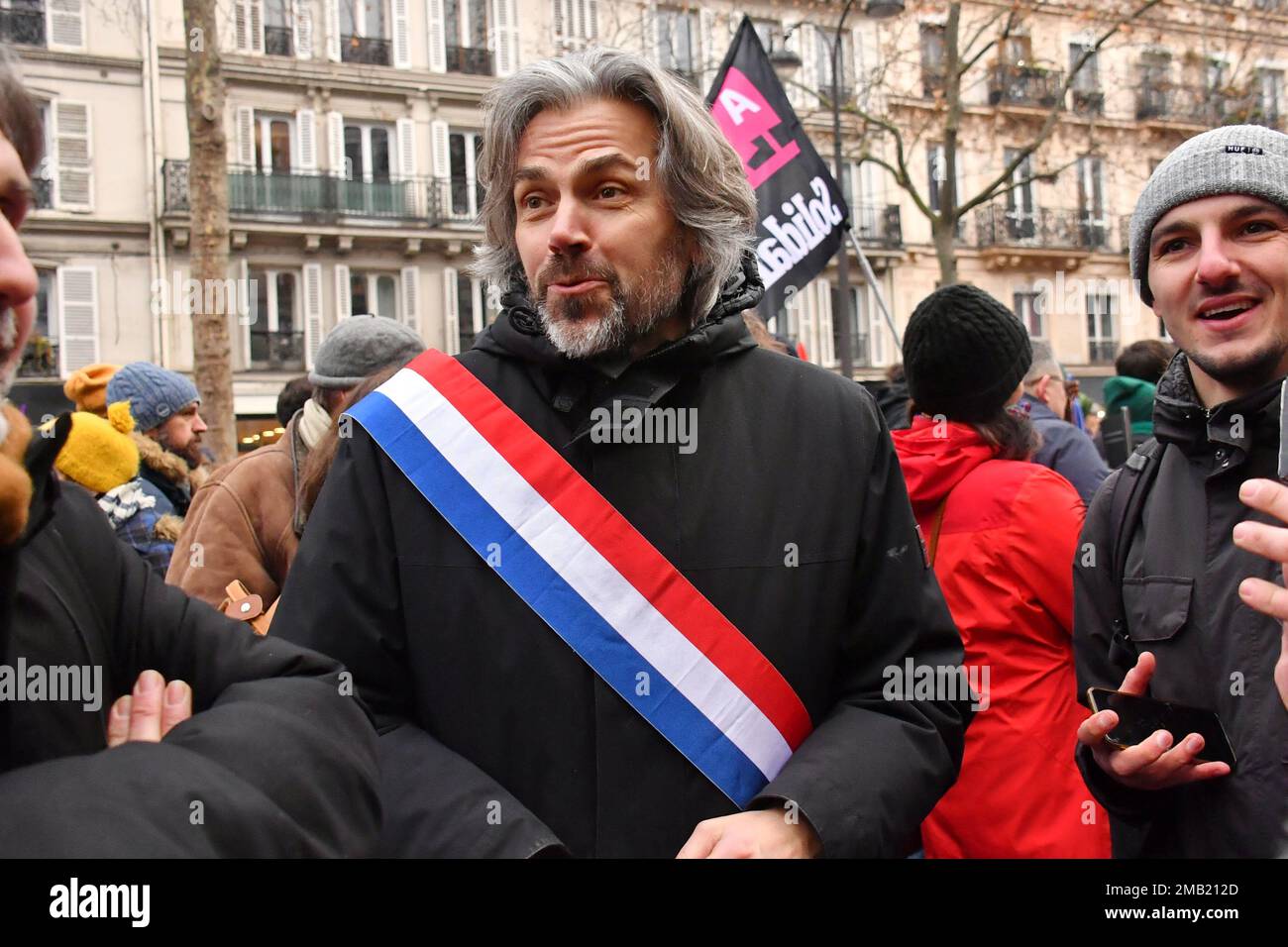 La France Insoumise (LFI) il MP Aymeric Caron entra in un raduno chiamato dai sindacati francesi a Parigi, in Francia, il 19 gennaio 2023. Più di un milione di persone sono scese in strada durante una giornata di scioperi di massa in tutta la Francia, il ministero degli interni francese ha detto Giovedi sera. I trasporti, le scuole e le spedizioni di raffinerie sono state interrotte dal momento che i lavoratori hanno abbandonato i posti di lavoro nel tentativo di far deragliare la riforma della pensione impopolare del presidente Emmanuel Macron. Foto di Karim Ait Adjedjou/ABACAPRESS.COM Credit: Abaca Press/Alamy Live News Foto Stock