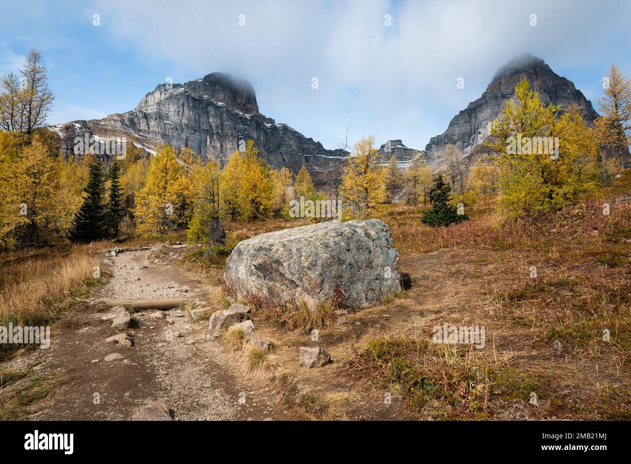 La pista Valley of Ten Peaks in autunno, Banff National Park. Canada. Foto Stock