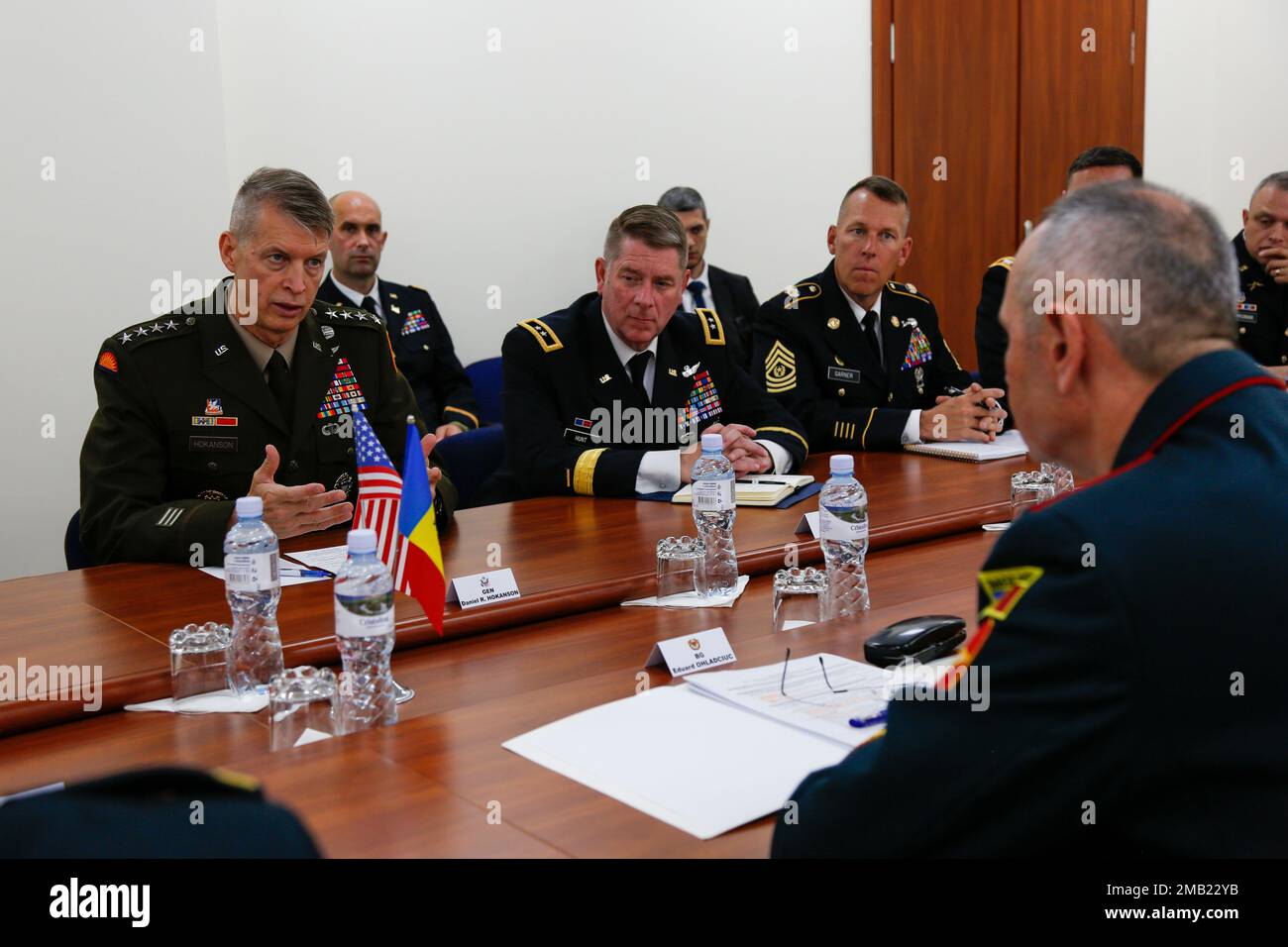 Il generale dell'esercito Daniel Hokanson, capo dell'Ufficio della Guardia Nazionale, incontra i funzionari moldavi presso la sede del Ministero della Difesa nella Repubblica moldova, il 10 giugno 2022. Todd Hunt, il generale aggiunto, la Guardia Nazionale del North Carolina, ha riconosciuto la cooperazione di sicurezza della Moldova con il North Carolina per 23 anni. Foto Stock