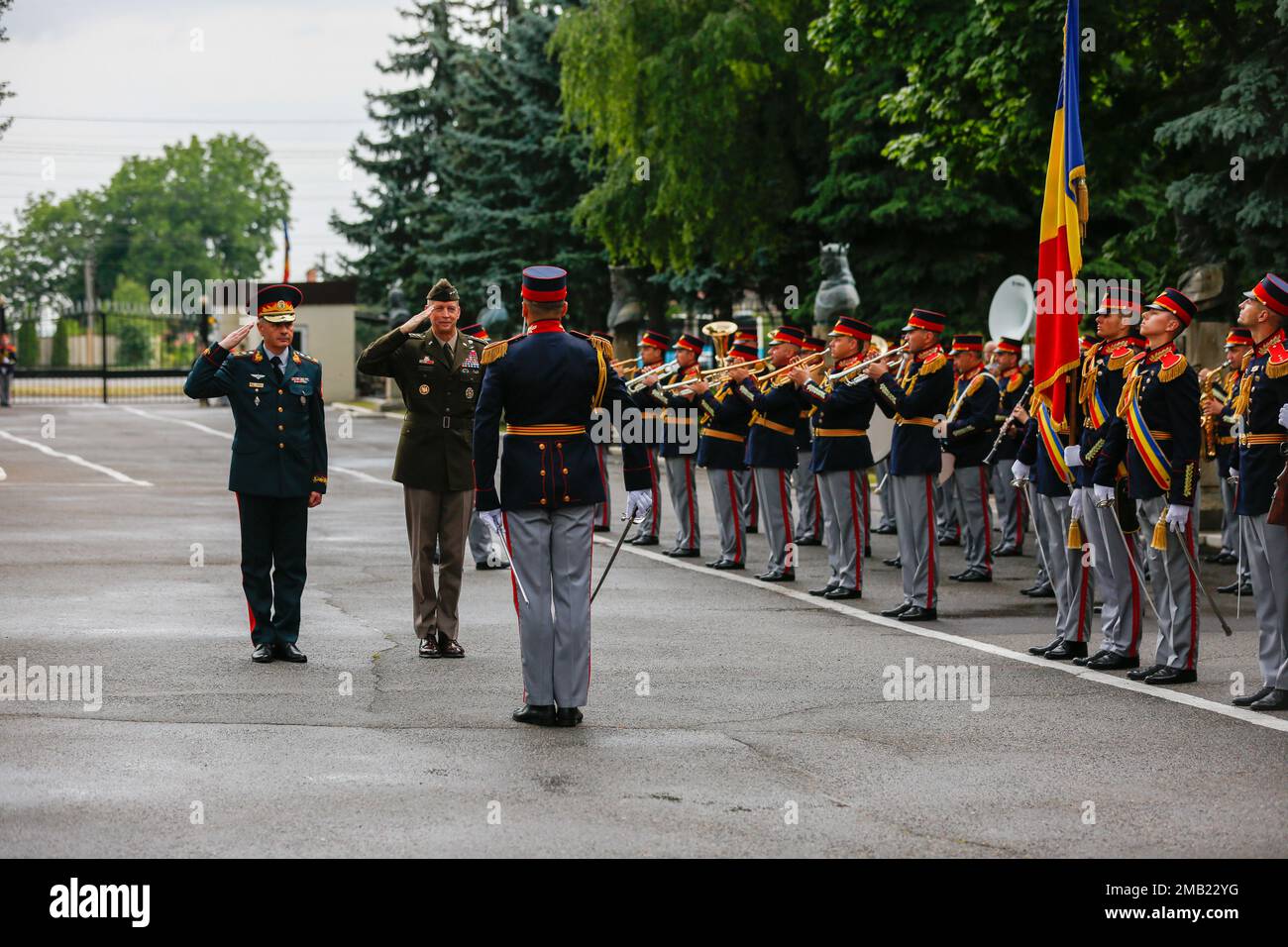 Il generale dell'esercito Daniel Hokanson, capo dell'Ufficio della Guardia Nazionale, è accolto da una banda militare moldava presso il quartier generale del Ministero della Difesa a Chisinau, Moldova, il 10 giugno 2022. Todd Hunt, il generale aggiunto, la Guardia Nazionale del North Carolina, ha riconosciuto la cooperazione di sicurezza della Moldova con il North Carolina per 23 anni. Foto Stock