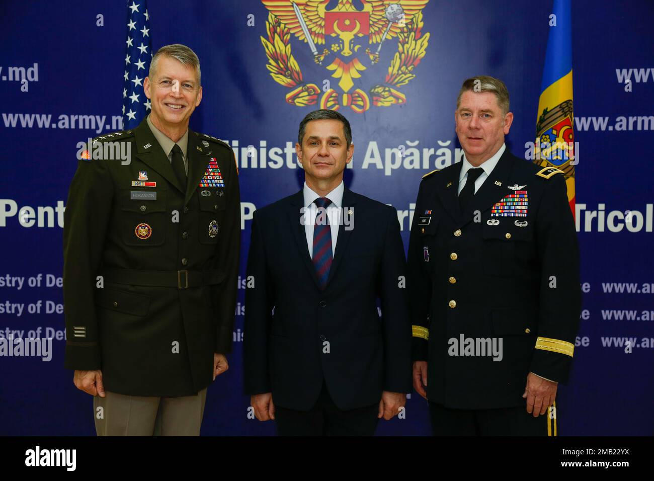 Daniel Hokanson, capo del National Guard Bureau, a sinistra, sta per una foto con Anatolie Nosatîi, ministro della Difesa della Repubblica di Moldova, e il maggiore dell'Esercito generale Todd Hunt, il generale aggiunto della Guardia Nazionale della Carolina del Nord, presso la sede del Ministero della Difesa moldavo a Chisinau, Moldova, 10 giugno 2022. Hokanson e Hunt si sono incontrati con funzionari moldavi per riconoscere i 23 anni di cooperazione in materia di sicurezza della Moldova con la Carolina del Nord. Foto Stock