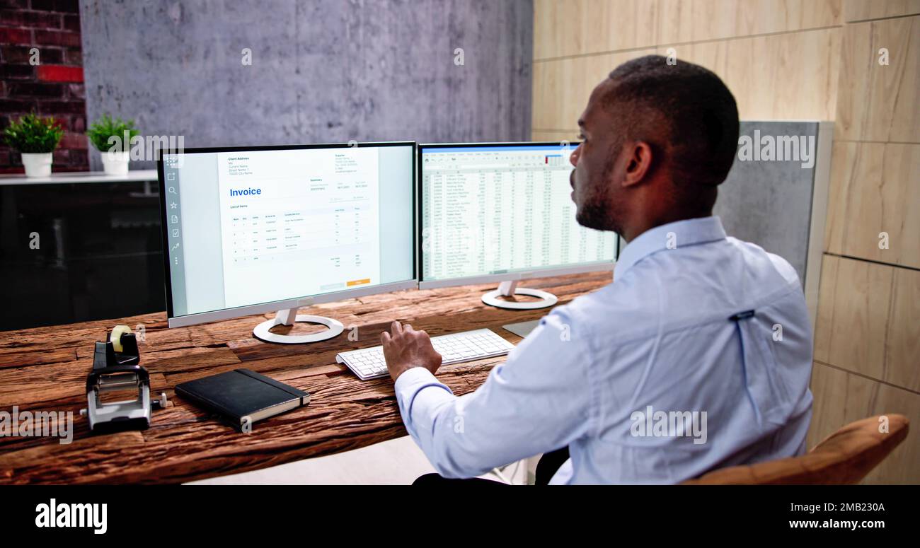 Codici medici e account Manager in ufficio con Bill Foto Stock