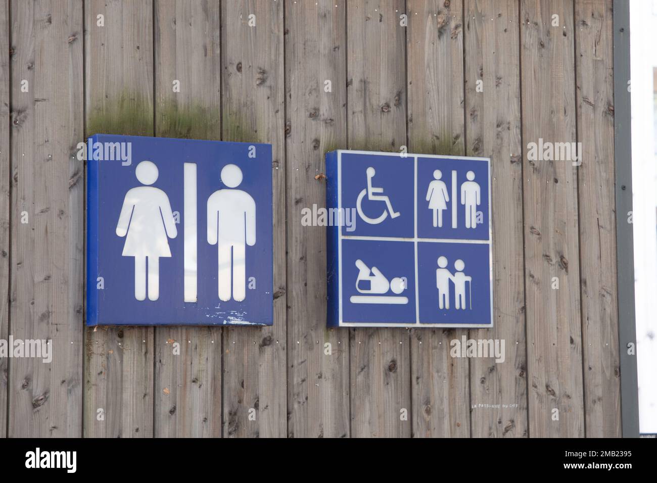 wc WC segno uomini donne icona su edificio in legno facciata acqua armadi muro ingresso Foto Stock wc WC segno uomini donne icona su edificio in legno facciata acqua armadi muro ingresso Foto Stock