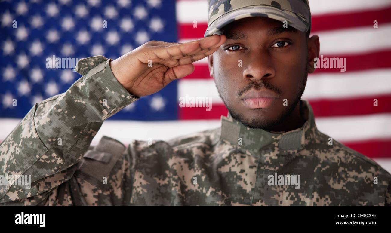 Vista posteriore del uomo militare salutando noi bandiera Foto Stock