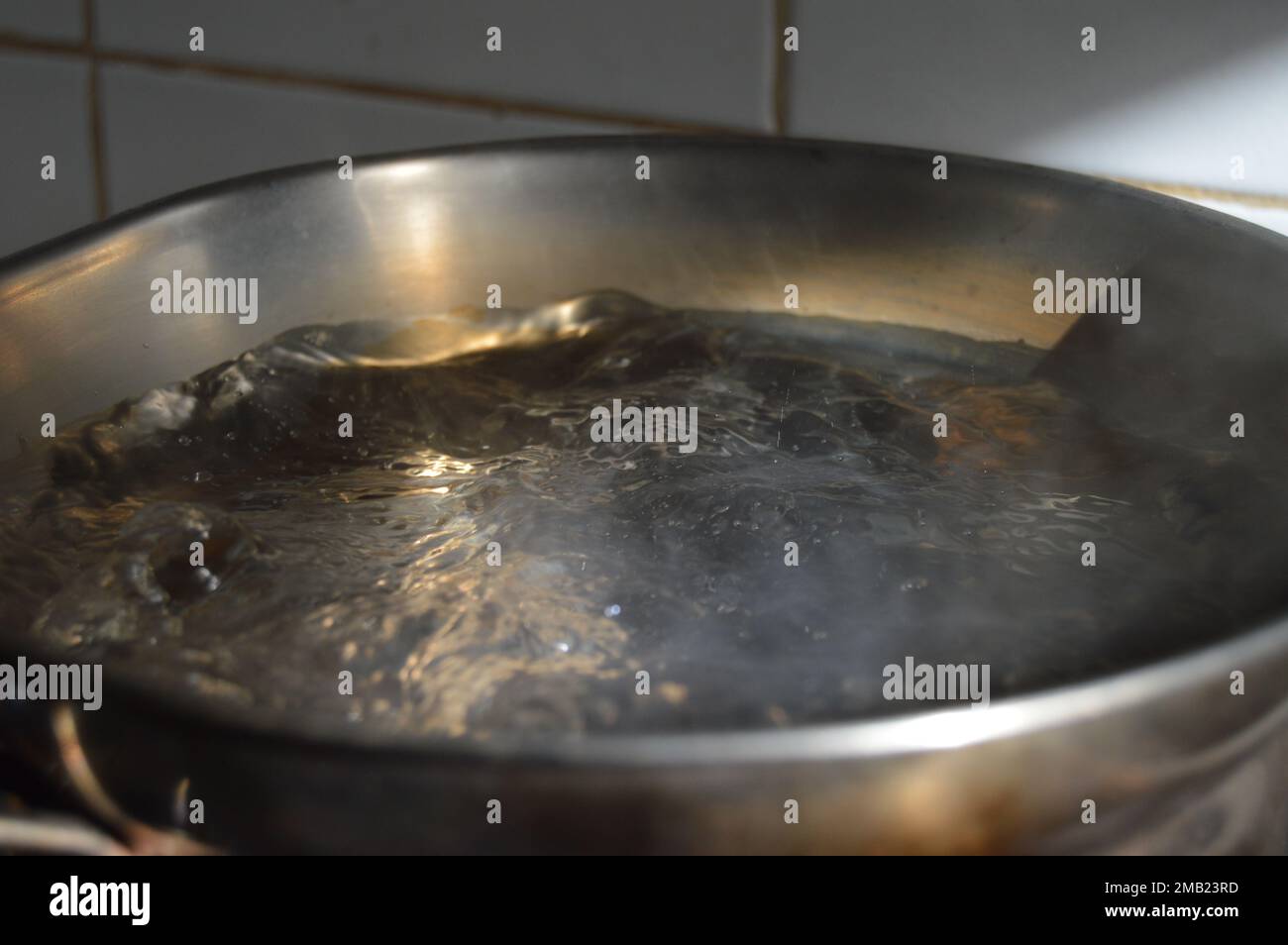 Ritratto di acqua bollente in una pentola bollente. Foto Stock