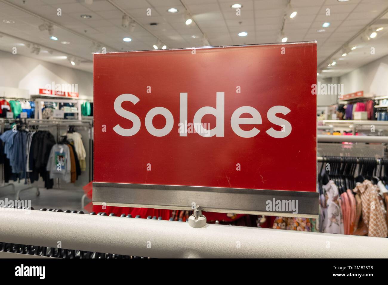 soldes testo francese significa segno di vendita rosso promozionale di fine stagione Foto Stock