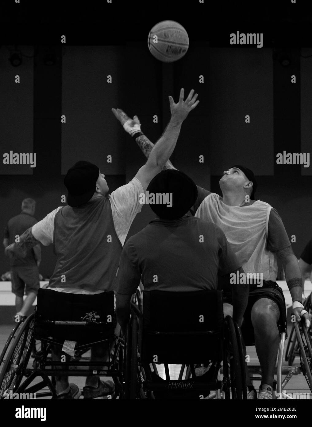 Recuperare i membri del servizio con Wired Warrior Regiment giocare una partita di basket su sedia a rotelle durante un campo di allenamento a San Antonio, Texas, 10 giugno 2022. Marines ha frequentato il campo per affinare le proprie abilità nel basket su sedia a rotelle, nel rugby su sedia a rotelle e nella pallavolo seduta per prepararsi ai Giochi dei Guerrieri del DoD del 2022. Il DoD Warrior Games è un evento multisport per i membri del servizio feriti, malati e feriti. Foto Stock