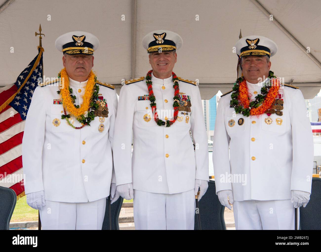 Michael Day (a sinistra), allevia l'ADM posteriore. Matthew Sibley (a destra) come comandante del Distretto della Guardia Costiera 14th, mentre il Vice ADM Michael McAllister (al centro), comandante, Guardia Costiera Pacific Area, presiede durante una cerimonia di cambio di comando alla base della Guardia Costiera Honolulu, 10 giugno 2022. Sibley parte per continuare la sua carriera della Guardia Costiera come vice comandante della Guardia Costiera Pacific Area. Foto Stock