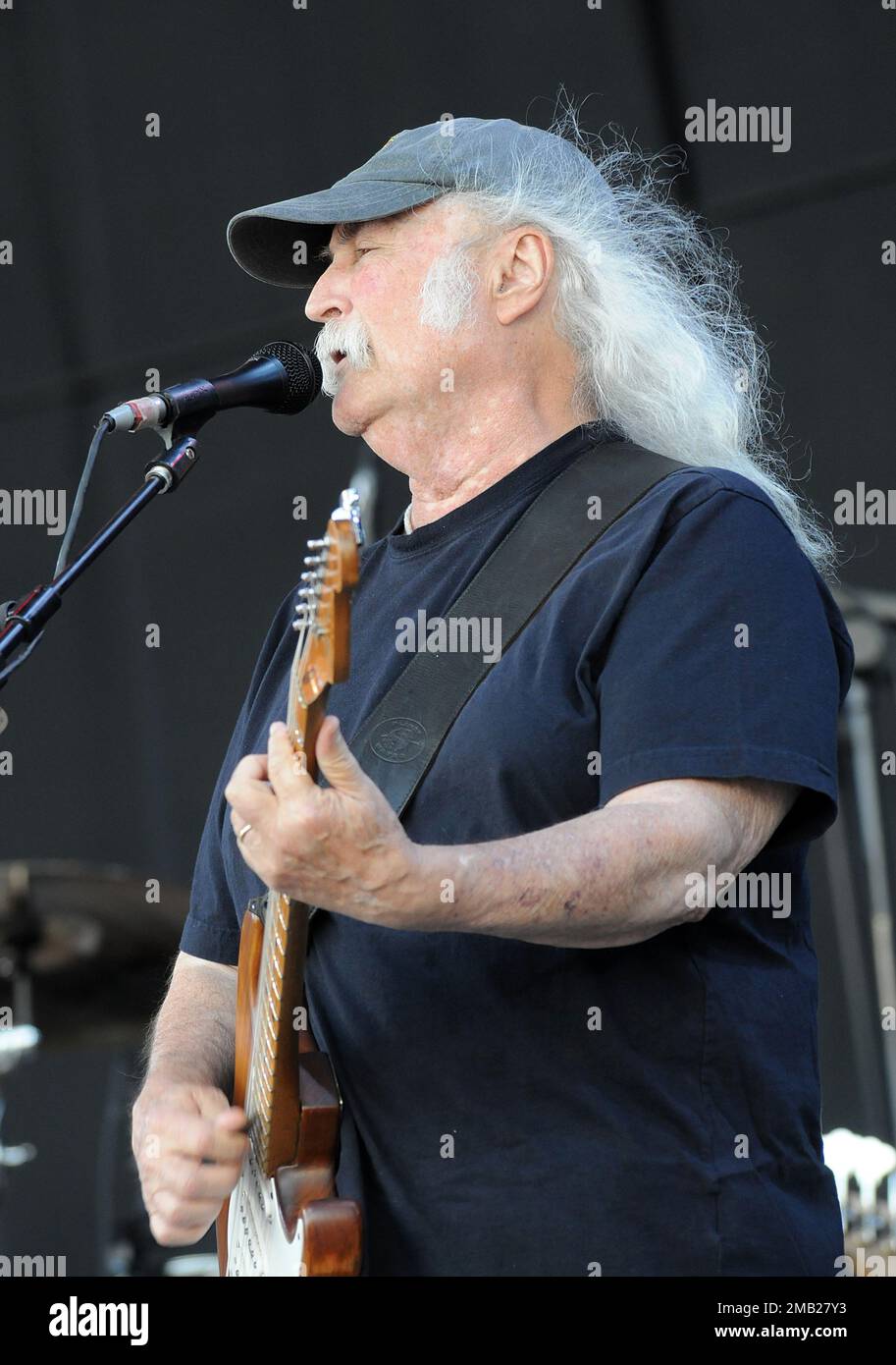 Foto del file datata 27/06/09 di David Crosby di Crosby, Stills e Nash che si esibisce durante il 2009° Festival di Glastonbury, mentre David Crosby è morto all'età di 81 anni a seguito di una 'lunga malattia', sua moglie Jan Dance ha confermato in una dichiarazione per gli Stati Uniti varietà outlet. Foto Stock