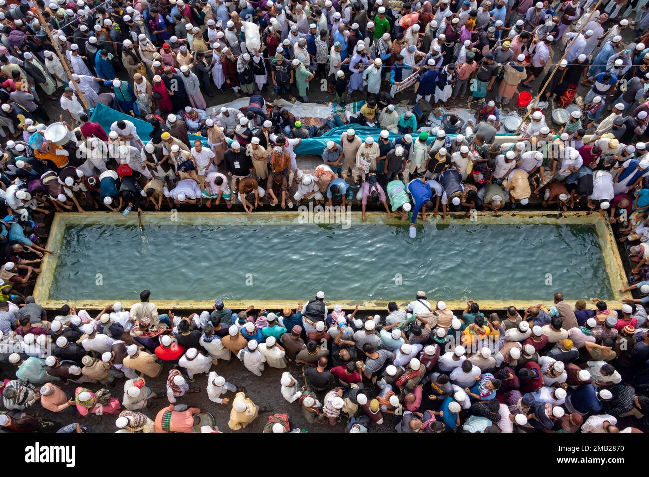 Dhaka, Bangladesh. 20th Jan, 2023. I devoti musulmani si riuniscono per utilizzare l'acqua fornita durante Bishwa Ijtema a Tongi, Dhaka, Bangladesh. La Bishwa Ijtema (Congregazione Globale) è un raduno annuale di musulmani a Tongi, sulle rive del fiume Turag, alla periferia di Dhaka, in Bangladesh. È la seconda congregazione più grande della comunità musulmana dopo il pellegrinaggio alla Mecca per gli Hajj. L'Ijtema è un incontro di preghiera che si sviluppa in tre giorni, durante i quali i devoti presenti eseguono preghiere quotidiane ascoltando gli studiosi che recitano e spiegano i versi del Corano. A causa di non-pol Foto Stock