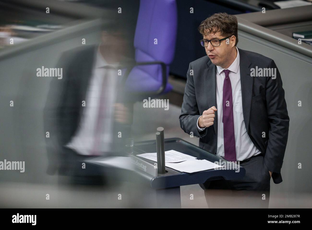 Berlino, Germania. 20th Jan, 2023. Michael Kellner (Bündnis 90/Die Grünen), Segretario di Stato per gli affari economici e la protezione del clima, partecipa al dibattito sulla strategia del lavoro qualificato del governo tedesco nel Bundestag. Credit: Michael Kappeler/dpa/Alamy Live News Foto Stock