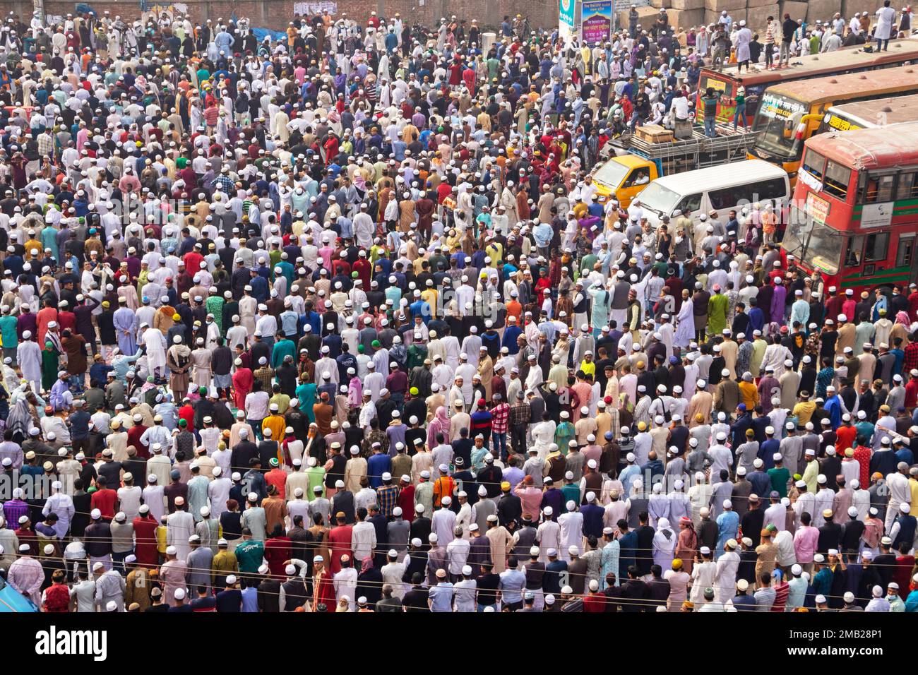 Dhaka, Bangladesh. 20th Jan, 2023. I devoti musulmani pregano nel mezzo di un trafficato incrocio stradale, causando l'arresto del traffico, a Tongi, Dhaka, Bangladesh durante Bishwa Ijtema, uno dei maggiori raduni religiosi islamici osservati annualmente. I terreni di preghiera dedicati non sono sufficienti per gestire questo numero enorme di persone, così un gran numero di persone vengono a Tongi, la strada principale di Dhaka. Tutti i trasporti a terra e i passaggi pedonali sono sospesi durante quel periodo. La Bishwa Ijtema (Congregazione Globale) è un raduno annuale di musulmani a Tongi, sulle rive del fiume Turag, Foto Stock