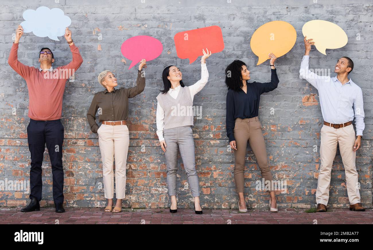 Bolla del discorso, comunicazione e feedback con gli uomini d'affari e beffa per i social media, voto e revisione. Progettare, contattare e chattare con Foto Stock