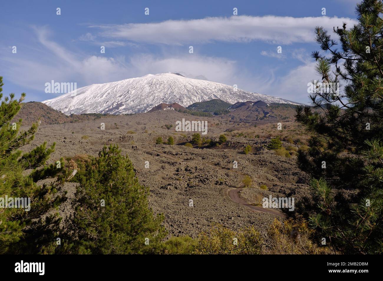 Grande campo di vecchie rocce laviche nel Parco Nazionale dell'Etna e la neve di montagna coperta in Sicilia, Italia Foto Stock