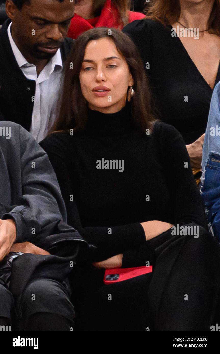 Irina Shayk partecipa alla partita NBA Paris Game 2023 tra Detroit Pistons e Chicago Bulls alla AccorHotels Arena il 19 gennaio 2023 a Parigi, Francia. Foto di Laurent Zabulon/ABACAPRESS.COM Credit: Abaca Press/Alamy Live News Foto Stock