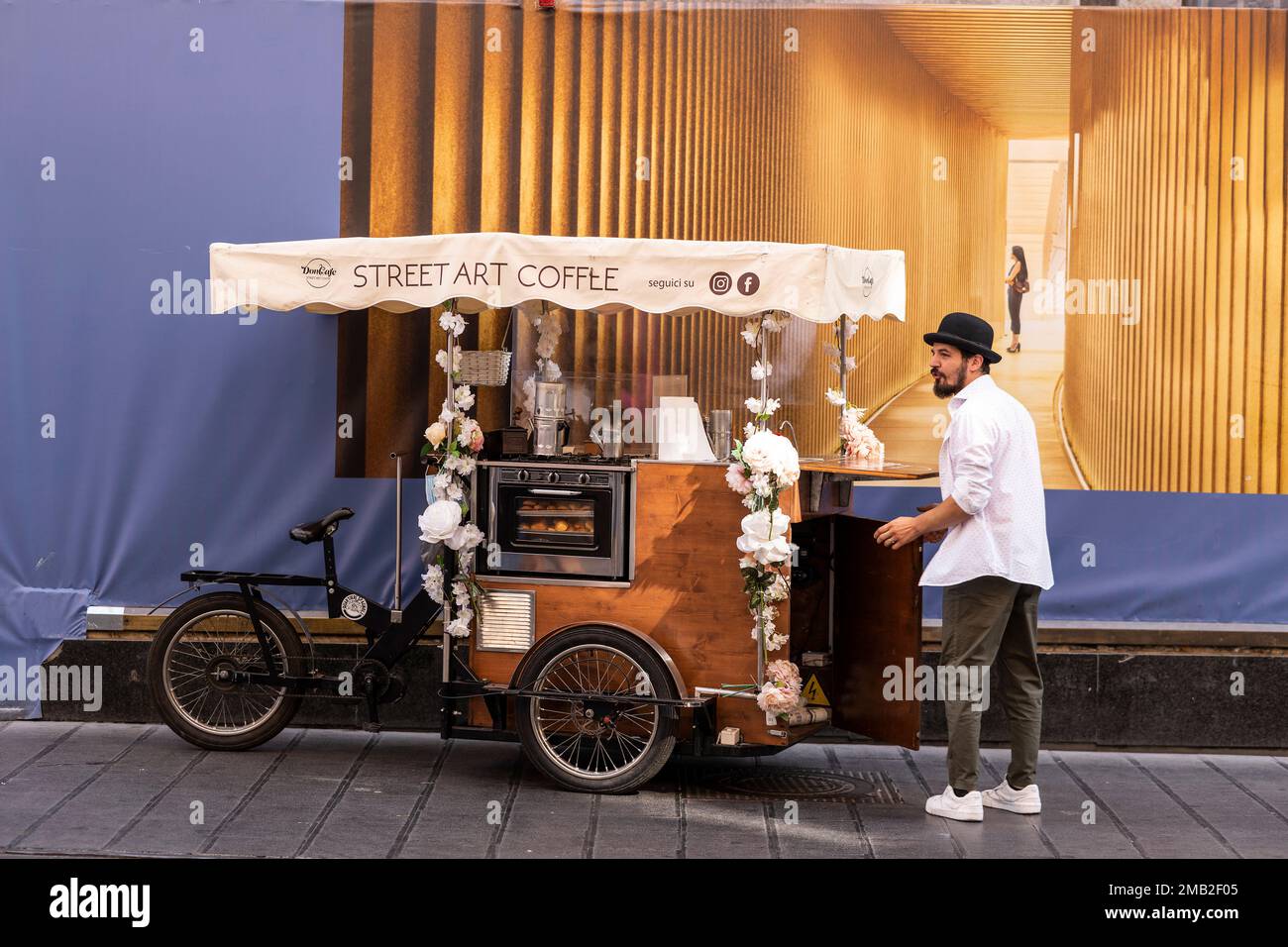 Italia, Campania, Napoli: Giuseppe Schisano è un napoletano di 28 anni che vende il tradizionale caffè 'cuccumella' lungo via Toledo, la principale torougfa Foto Stock