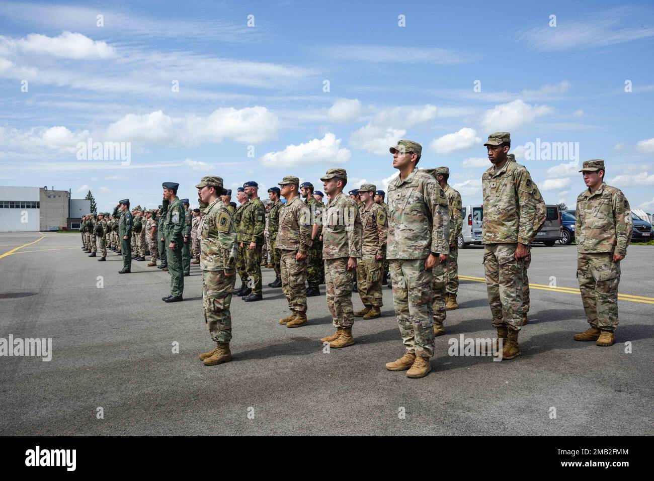 Il plotone ha avuto l'opportunità di lavorare fianco a fianco con il battaglione lituano di difesa aerea. L'esercizio di addestramento ha mostrato la capacità di "sparare in movimento" di Avengers attraverso un allenamento di coinvolgimento in aria dal vivo. Gli operatori del sistema di gestione della battaglia hanno ottenuto per la prima volta un quadro aereo comune con i lituani. Questo risultato accresce l'interoperabilità tra entrambe le unità della NATO. Foto Stock