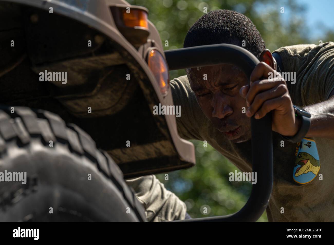 STATI UNITI Air Force 1st Lt. Cord Hammond, 633d Contracting Squadron Flight Commander, spinge un veicolo multifunzione a ruote ad alta mobilità alla sfida di fitness squadrone durante i Giochi Crossbow alla base comune Langley-Eustis, Virginia, 10 giugno 2022. I Giochi Crossbow sono una competizione annuale tra tutti gli squadroni su JBLE e mette alla prova le loro abilità atletiche e cameratismo, promuovendo al contempo l'esprit de Corps. Foto Stock