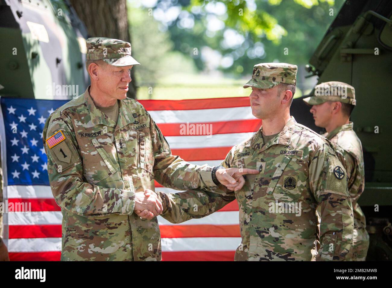 "Quando mettiamo un secondo bilanciere su un funzionario non incaricato, Questo è un segno di professionalità nella nostra professione," ha detto il maggiore Gen. Kenneth Kamper, comandante generale incendi Centro di Eccellenza e Fort Sill dopo aver pinning Sergeant prima classe Rank su Michael Nazarko, un istruttore con Alpha Battery, 1st Battaglione, 78th Field Artillery. Foto Stock