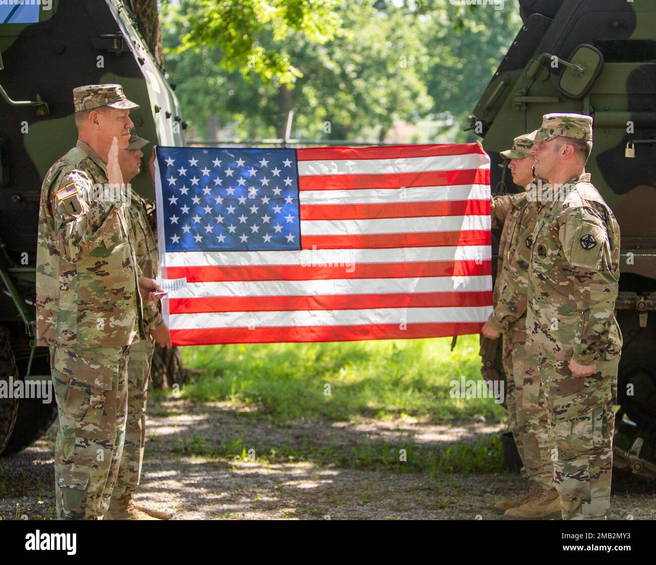 Kenneth Kamper, comandante generale incendi Centro di Eccellenza e Fort Sill, a sinistra, amministra il giuramento di arruolamento a Sgt. 1st Classe Michael Nazarko, un istruttore con Alpha Battery, 1st Battaglione, 78th Field Artillery, durante una cerimonia del 10 2022 giugno. Nazarko è stato anche promosso al Sergente Classe 1st e ha ricevuto una medaglia di Comendation dell'Esercito durante la stessa cerimonia. Foto Stock