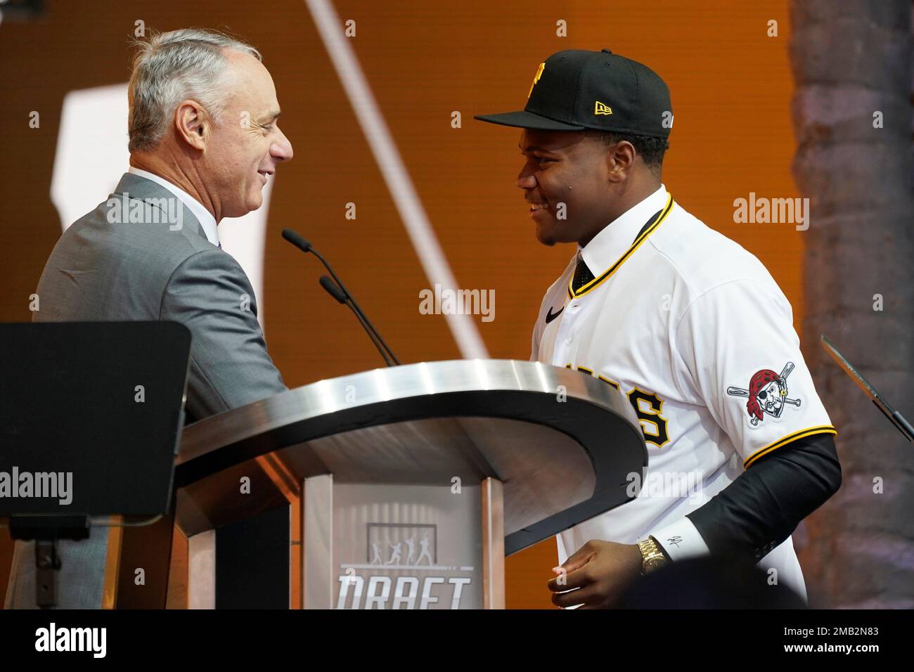 Termarr Johnson, right, shakes hands with MLB Commissioner Rob Manfred after Johnson was selected by the Pittsburgh Pirates with the fourth pick of the 2022 MLB baseball draft, Sunday, July 17, 2022, in Los Angeles. (AP Photo/Abbie Parr) Foto Stock