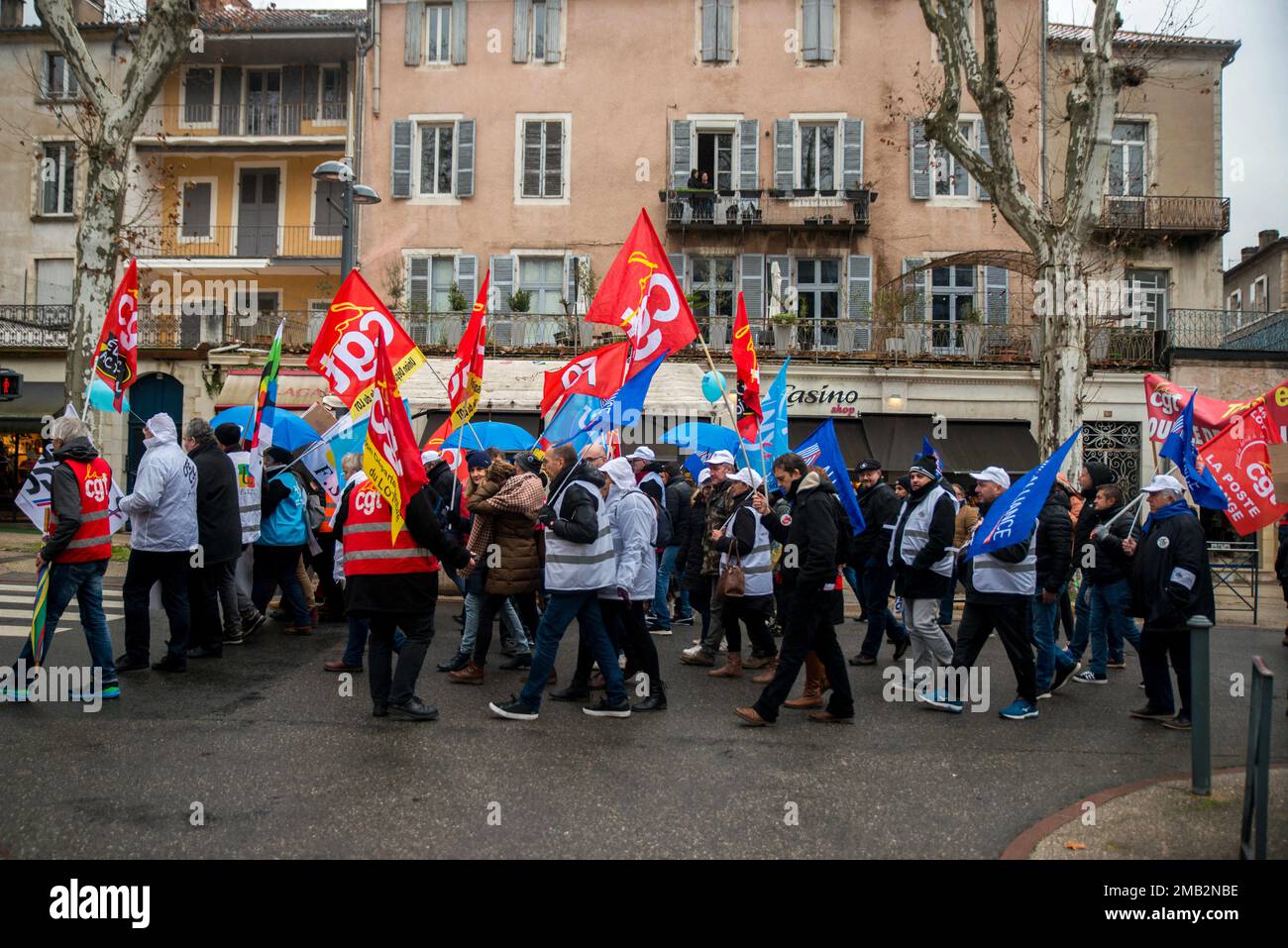 Circa 3.000 persone hanno manifestato a Cahors, in Francia, il 19 gennaio 2023, contro la presentazione del progetto di riforma delle pensioni, che prevede in particolare un graduale passaggio dell'età pensionabile da 62 a 64 anni. Tutti i raccordi (CFDT, CGT, FO, CFE-CGC, CFTC, UNSA, Solidaires, FSU) hanno chiesto uno sciopero generale. Photo by Denis Prezat/ABACAPRESS.COM Credit: Abaca Press/Alamy Live News Foto Stock