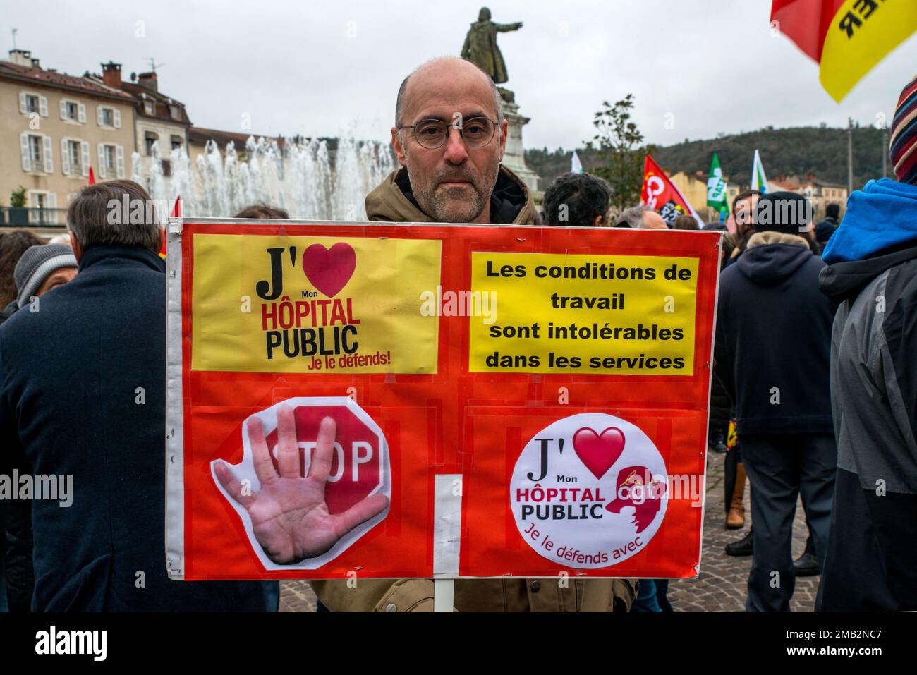 Circa 3.000 persone hanno manifestato a Cahors, in Francia, il 19 gennaio 2023, contro la presentazione del progetto di riforma delle pensioni, che prevede in particolare un graduale passaggio dell'età pensionabile da 62 a 64 anni. Tutti i raccordi (CFDT, CGT, FO, CFE-CGC, CFTC, UNSA, Solidaires, FSU) hanno chiesto uno sciopero generale. Photo by Denis Prezat/ABACAPRESS.COM Credit: Abaca Press/Alamy Live News Foto Stock